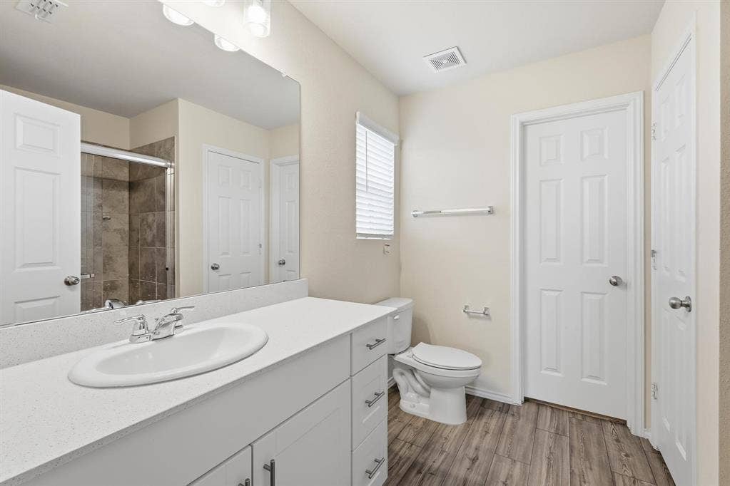 Full bathroom 2
