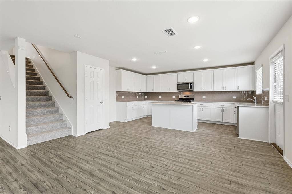 Kitchen conveniently open to dining and living, everyone can gather around