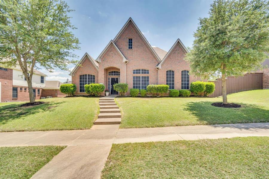 Property photo for 900 Ginger Trail, DeSoto, TX