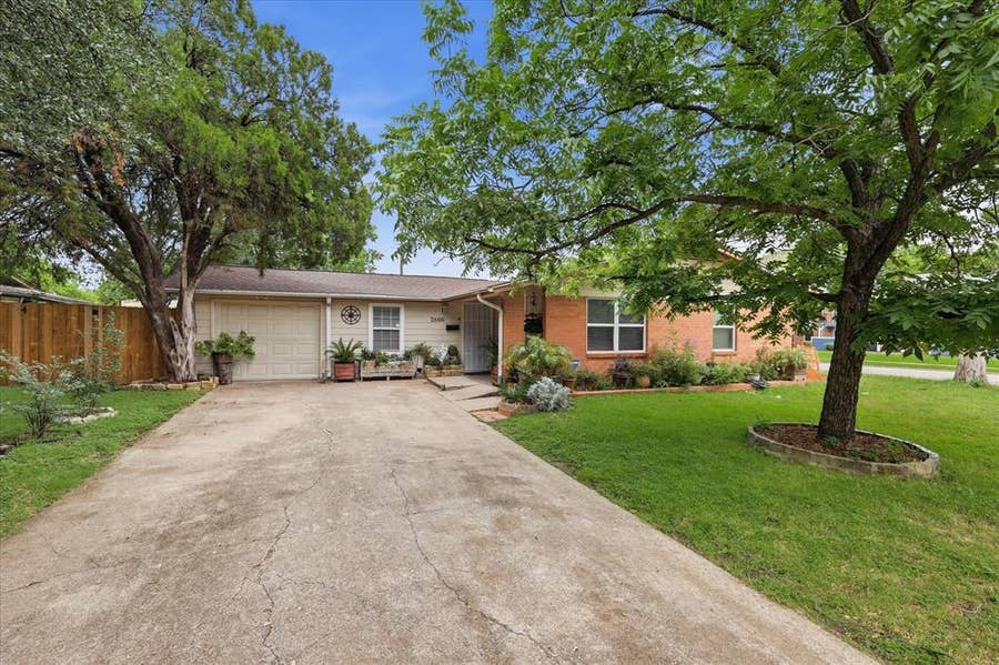 Property photo for 2800 Brockbank Drive, Irving, TX
