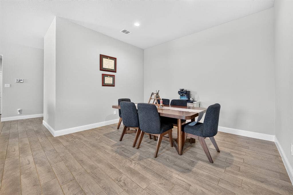 829 Poppie Lane, Midlothian, TX 76065 Spacious room with wood-finish flooring and neutral wall tones