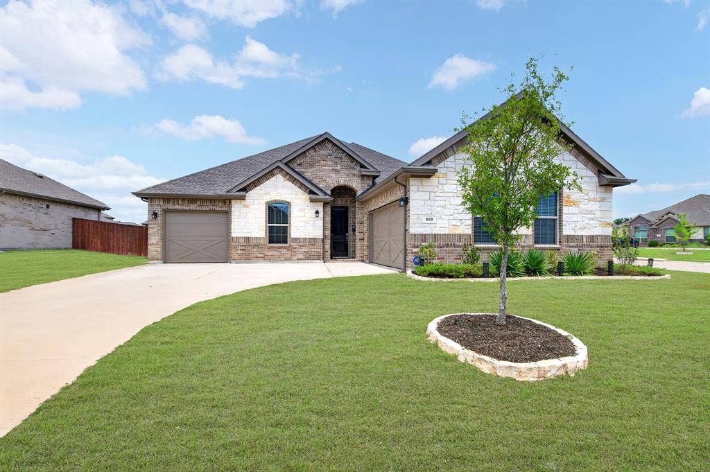 829 Poppie Lane, Midlothian, TX 76065 Large corner lot with a 3 car garage.