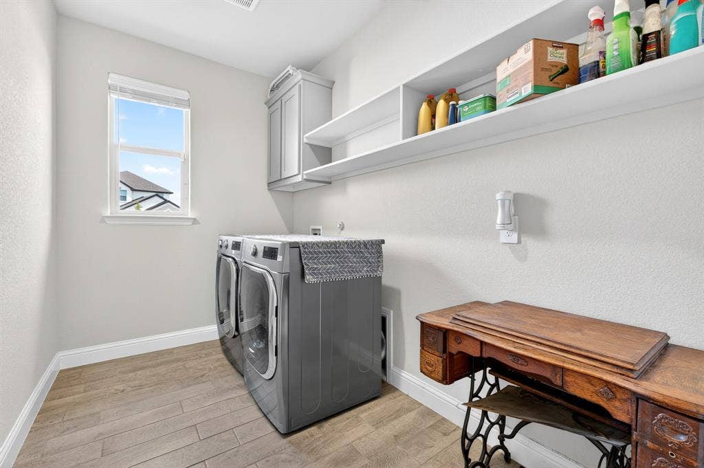 829 Poppie Lane, Midlothian, TX 76065 Extra large utility room with a window!
