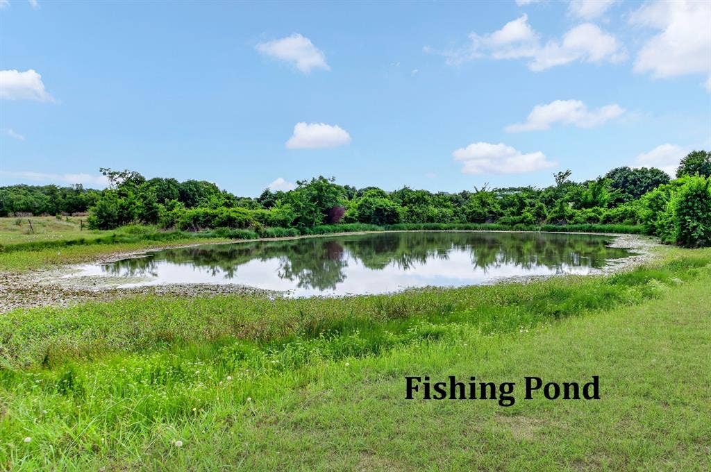 829 Poppie Lane, Midlothian, TX 76065 Neighborhood fishing pond!