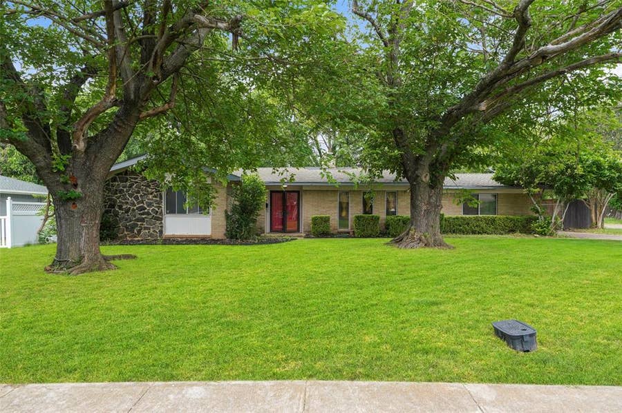 Property photo for 613 Misty Glen Drive, DeSoto, TX