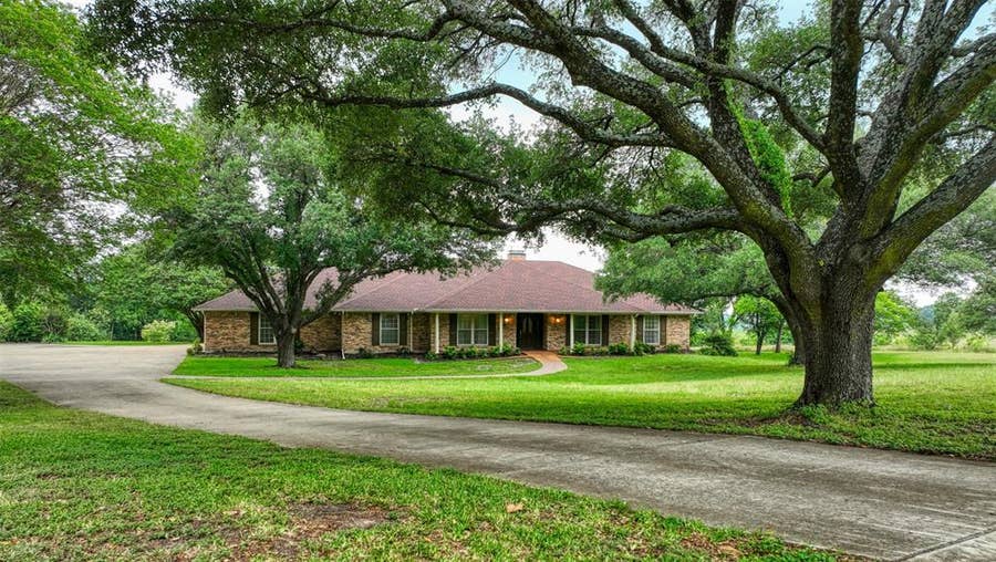 Property photo for 1113 Mockingbird Circle, Ennis, TX
