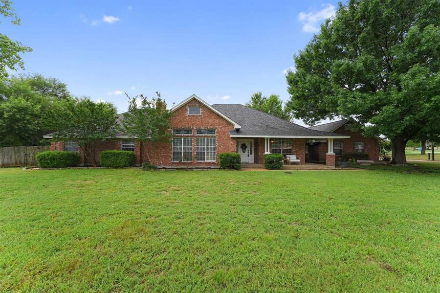 Property photo for 302 Thorntree Drive, Ovilla, TX