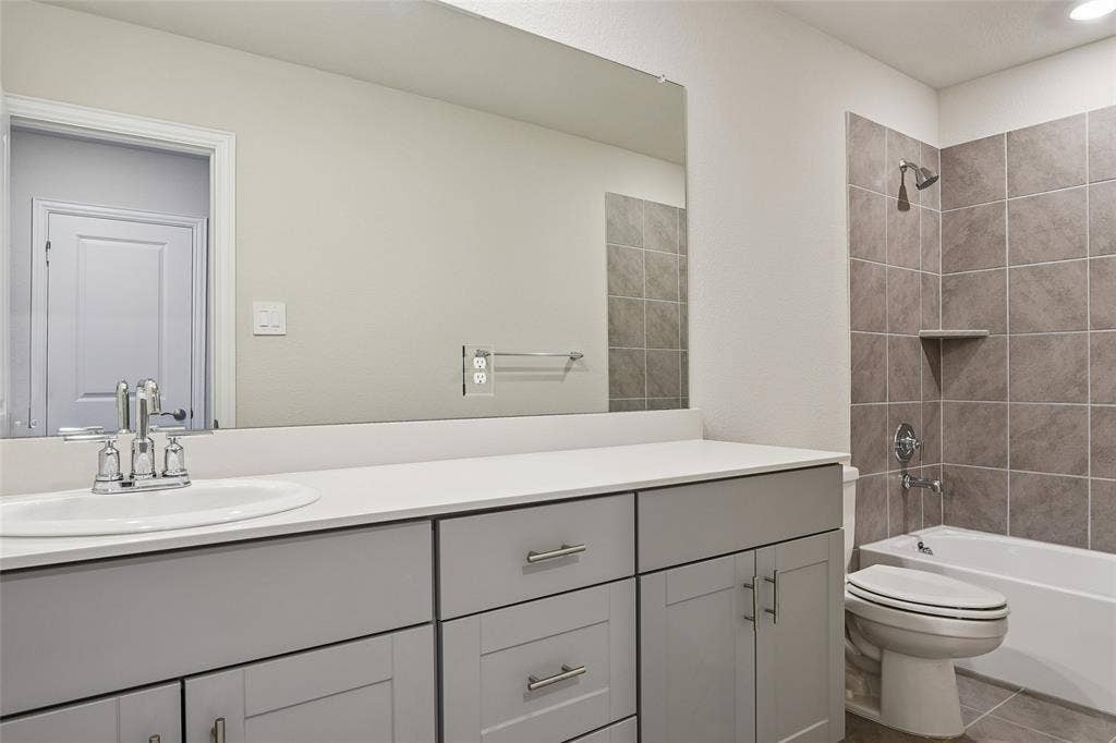2669 Kings Canyon Mews, Corinth, TX 76210 Bathroom 2 upstairs
