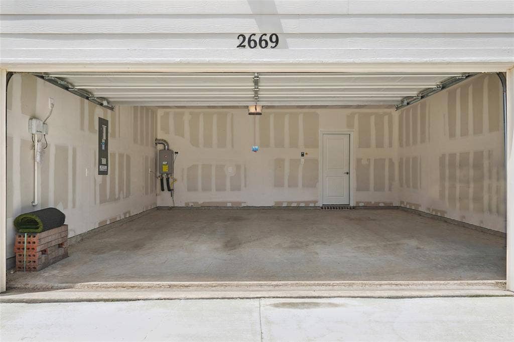 2669 Kings Canyon Mews, Corinth, TX 76210 Oversized garage