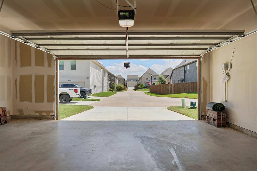 2669 Kings Canyon Mews, Corinth, TX 76210 Oversized garage