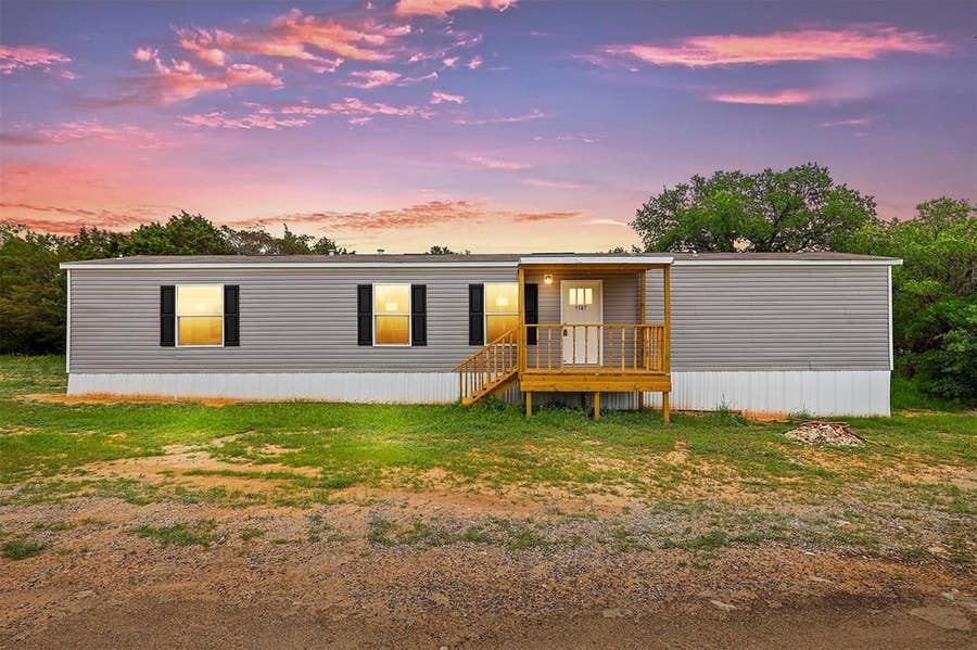Property photo for 1107 Ridgeview Circle, Granbury, TX