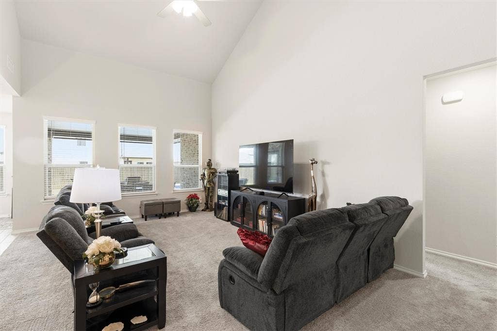 702 Matador Lane, Arlington, TX 76002 Spacious living area featuring a vaulted ceiling and light gray carpeting