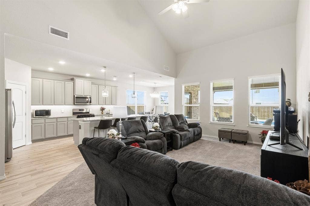 702 Matador Lane, Arlington, TX 76002 Spacious living area featuring a vaulted ceiling and carpet flooring