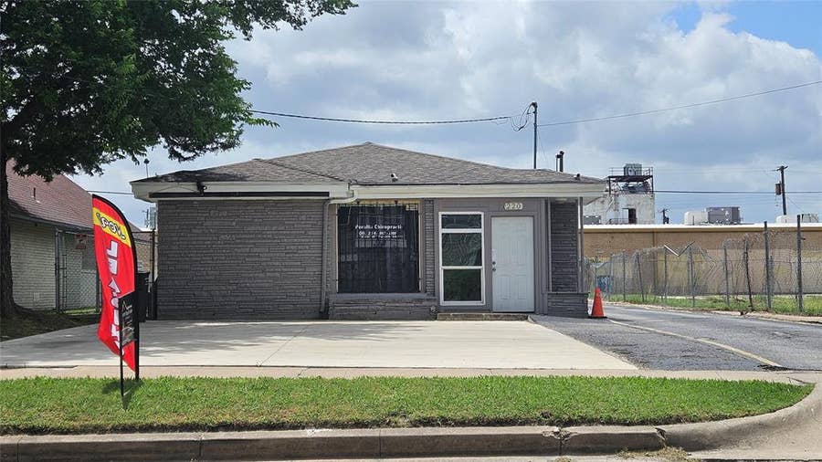 Property photo for 220 W 10th Street, Dallas, TX