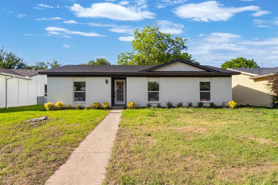 Property photo for 913 Roaming Road Drive, Allen, TX