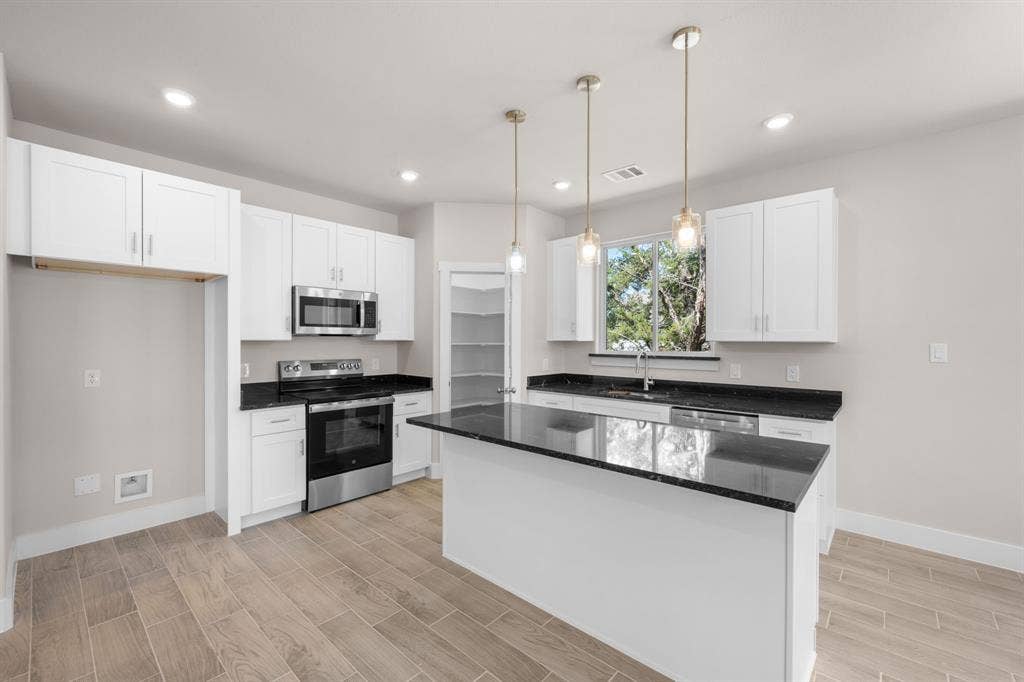 5621 San Jacinto Drive, Granbury, TX 76048 5621 San Jacinto Drive, Granbury, TX 76048