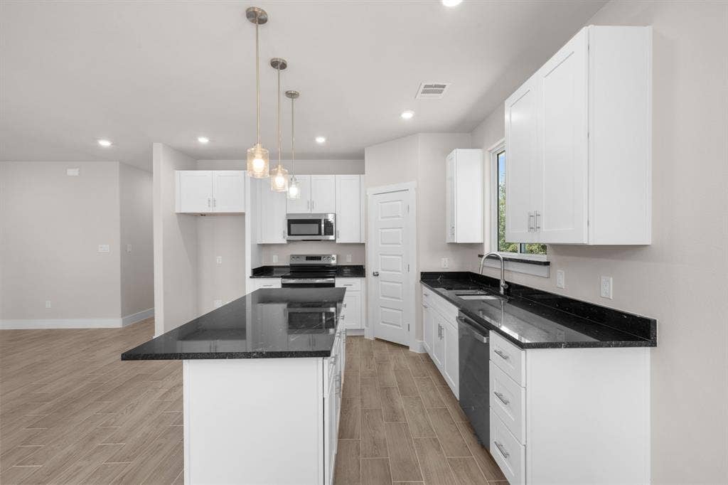 5621 San Jacinto Drive, Granbury, TX 76048 5621 San Jacinto Drive, Granbury, TX 76048