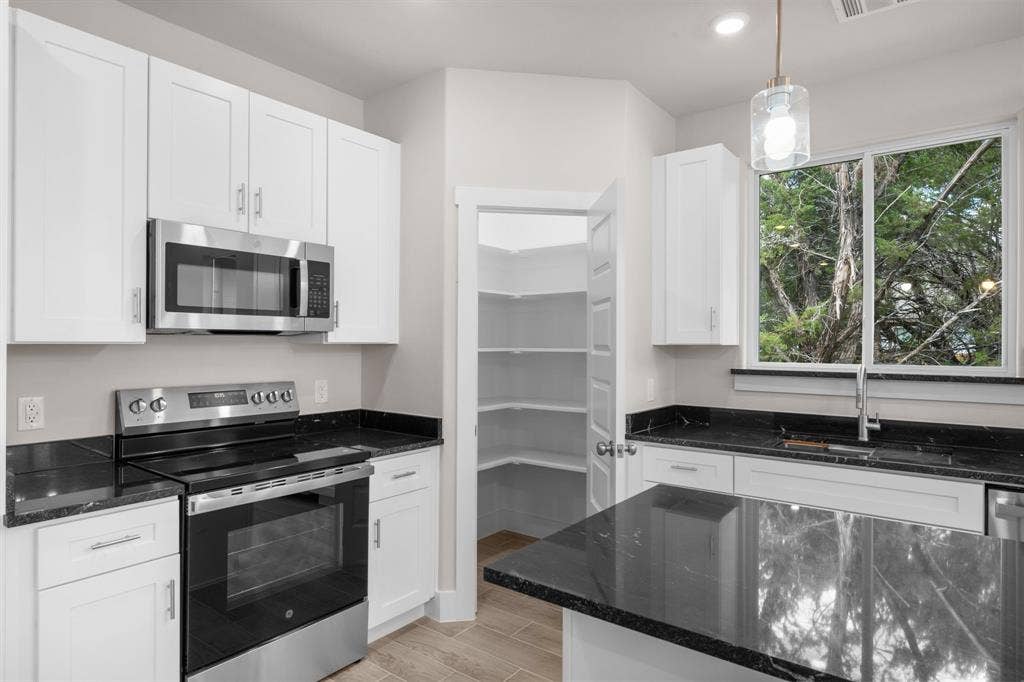 5621 San Jacinto Drive, Granbury, TX 76048 5621 San Jacinto Drive, Granbury, TX 76048