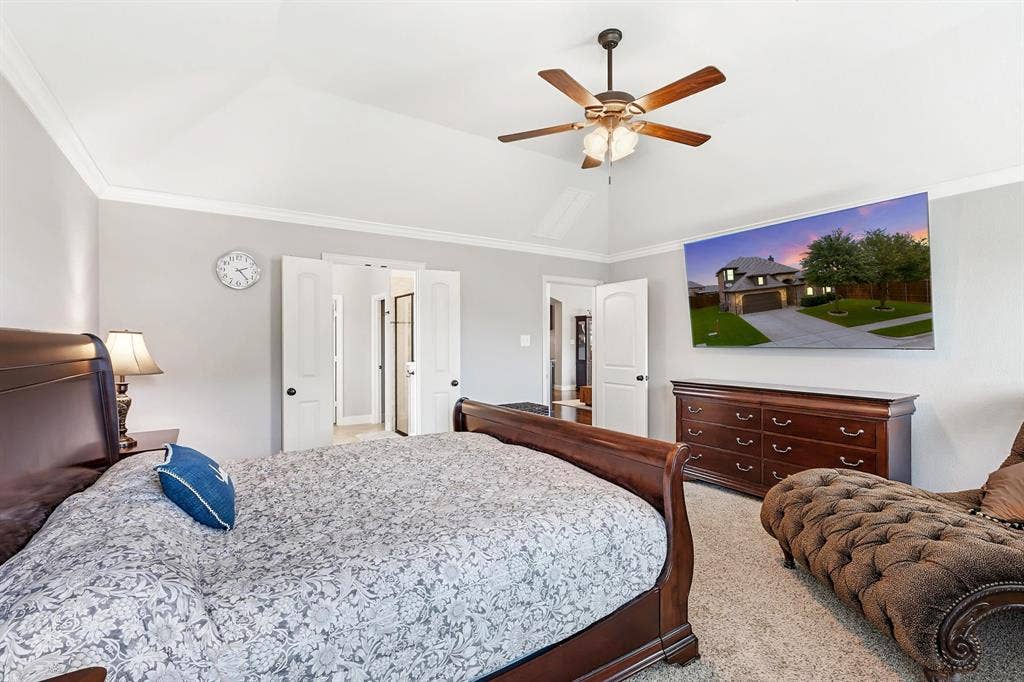 Vaulted ceiling with crown molding and ceiling fan