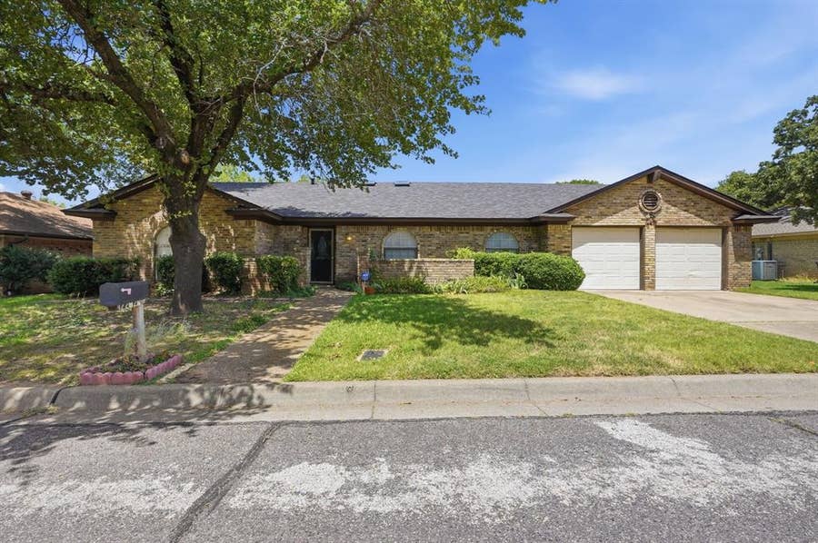 Property photo for 2202 Canyonwood Drive, Arlington, TX