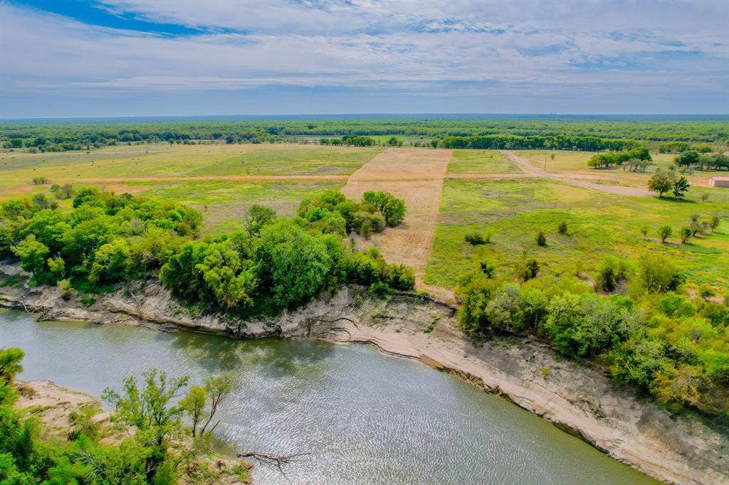 1500 Private Road 8496, Athens, TX 75832 Spacious acreage allows room for a barndominium, detached shop, horse barn, and recreational vehicles.