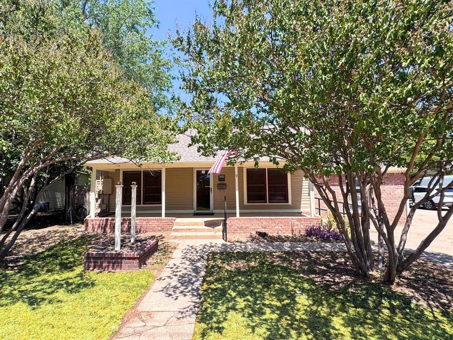Property photo for 902 W Pearl Street, Granbury, TX