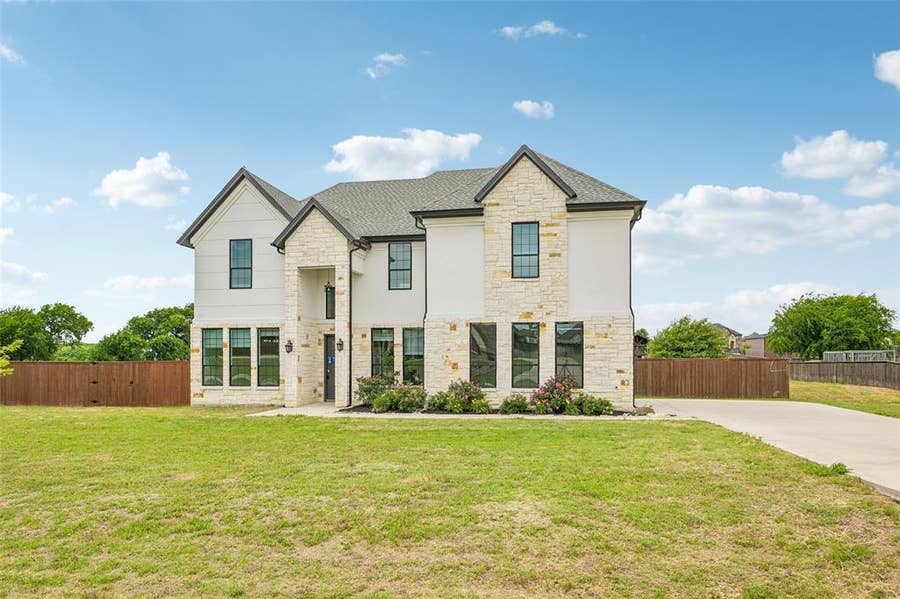Property photo for 681 Davenport Drive, Waxahachie, TX