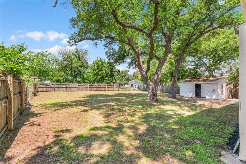 643 E Columbia Drive, Azle, TX 76020 643 E Columbia Drive, Azle, TX 76020