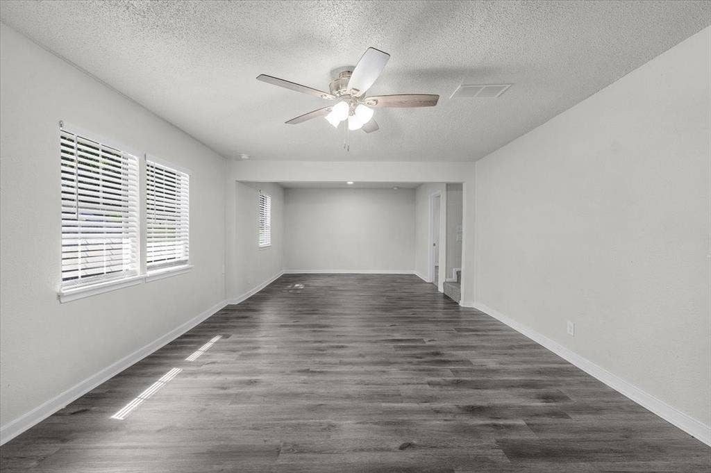 643 E Columbia Drive, Azle, TX 76020 643 E Columbia Drive, Azle, TX 76020