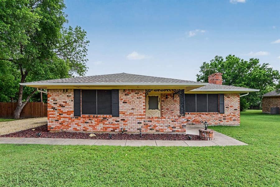 Property photo for 219 W Jefferson Street, Palmer, TX