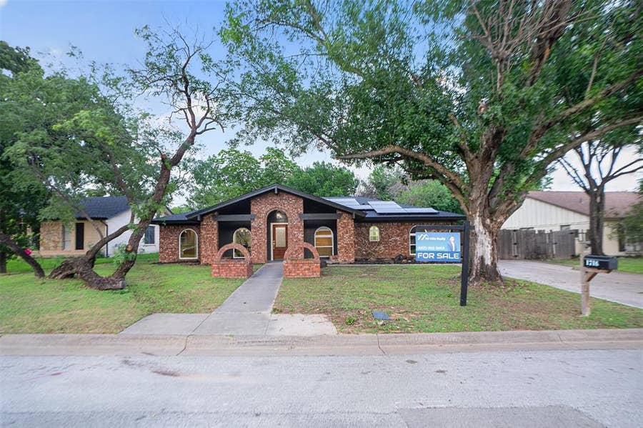 Property photo for 1716 Cynthia Lane, Hurst, TX
