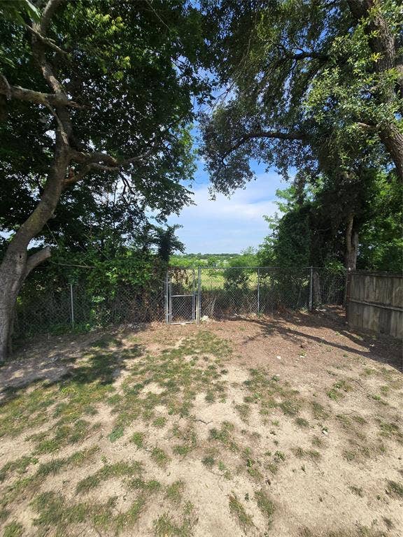 9 Marvin Gardens, Midlothian, TX 76065 Greenbelt behind back yard with pond in the distance
