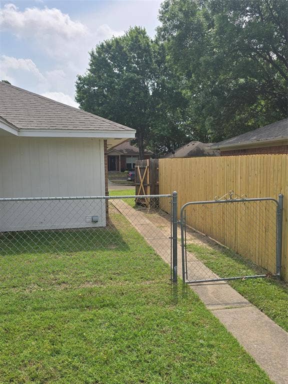 9 Marvin Gardens, Midlothian, TX 76065 Sidewalk and dog pen