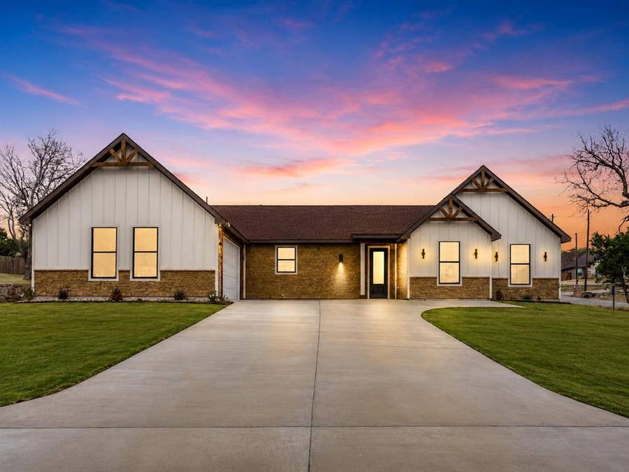 Property photo for 1101 Ajo Court, Granbury, TX