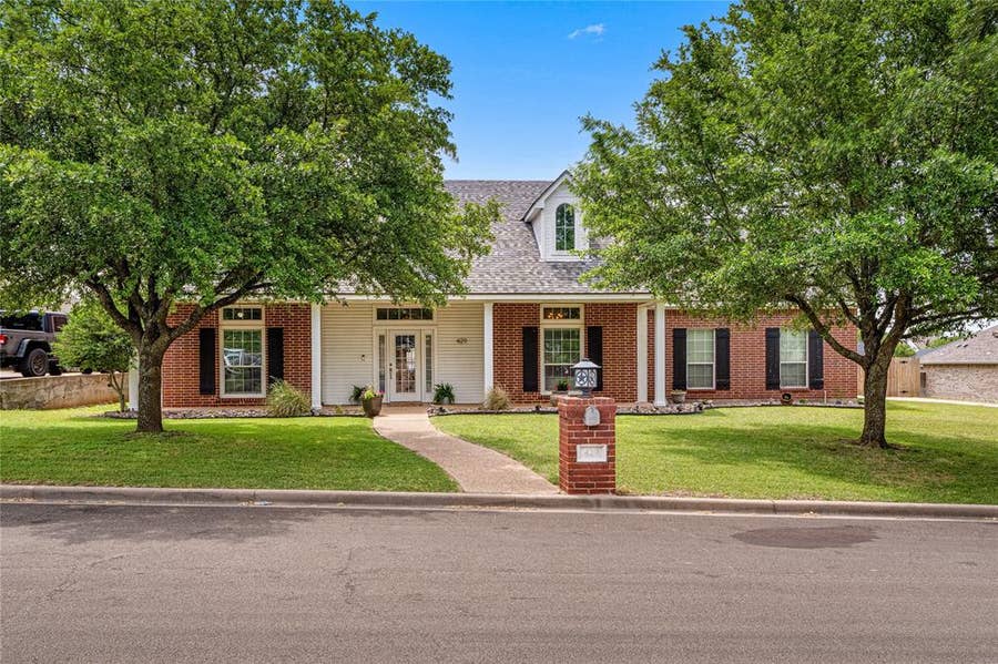 Property photo for 429 W Wall Street, Hewitt, TX