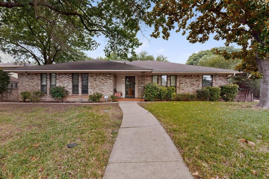 Property photo for 1305 Briarbrook Drive, DeSoto, TX
