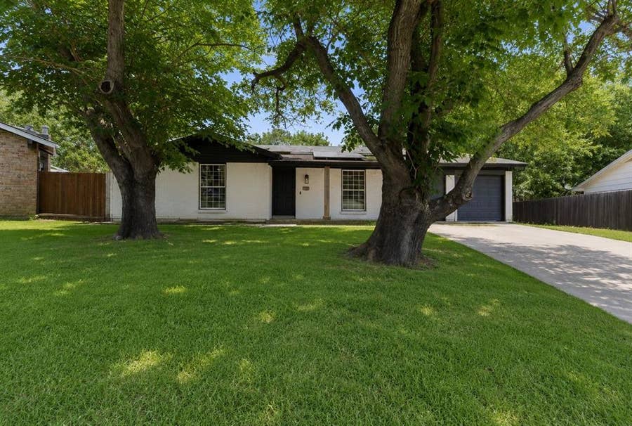 Property photo for 714 S Deerfield Circle, Arlington, TX