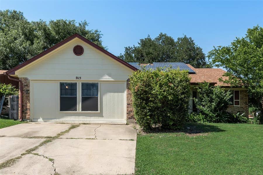 Property photo for 915 Freestone Drive, Arlington, TX