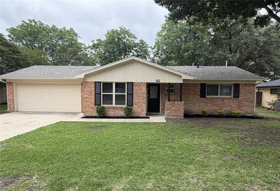 Property photo for 102 Cherokee Court, Waxahachie, TX