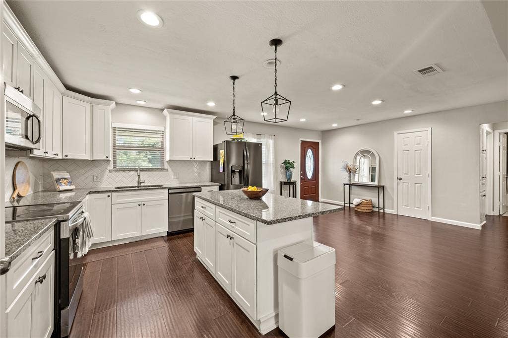 5656 Oak Haven Drive, Fort Worth, TX 76244 Cook dinner, pack lunches, host holidays, or lean on the counter and catch up while someone else stirs the pot. This updated kitchen makes daily life feel easy.