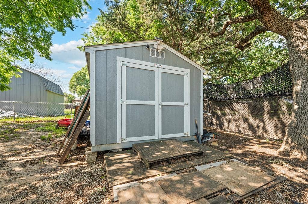 5656 Oak Haven Drive, Fort Worth, TX 76244 Buyers wanting a little country-life feel will love having a separate animal area already fenced and ready for possibilities.