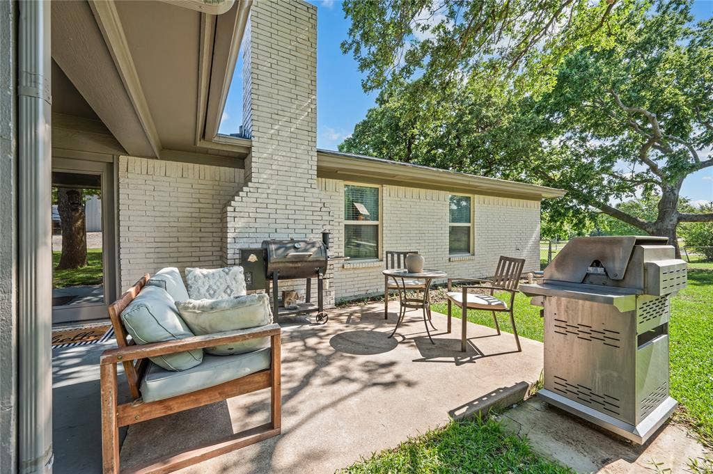 5656 Oak Haven Drive, Fort Worth, TX 76244 Grill, relax, sip coffee, or just enjoy the view from a patio that makes outdoor living easy.