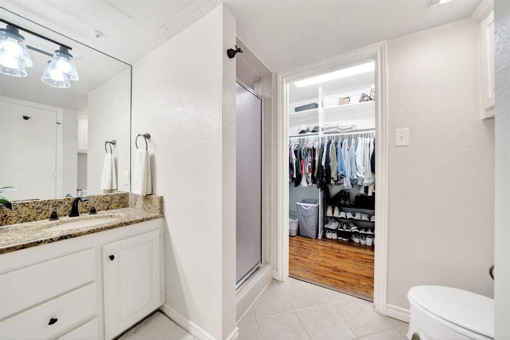 1538 Signal Ridge Place, #1538, Rockwall, TX 75032 Primary Suite w/Dbl Sinks and separate walk in shower.