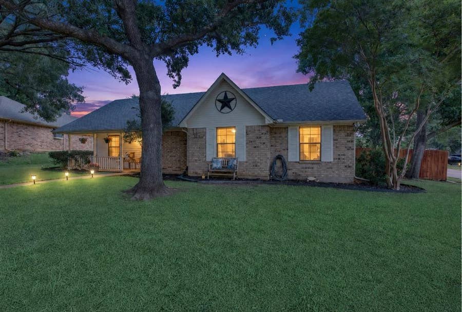 Property photo for 1405 Casa Linda Street, Ennis, TX