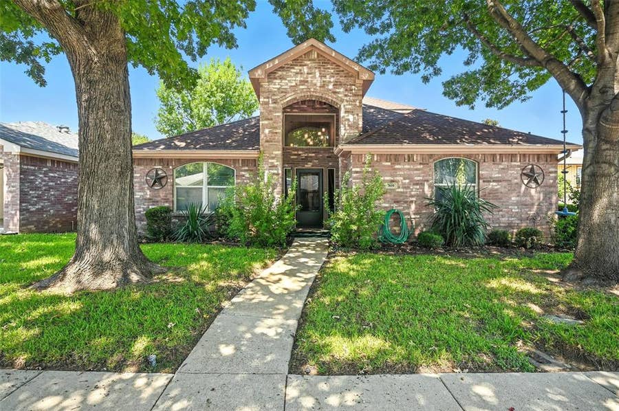 Property photo for 309 Familia Court, Irving, TX