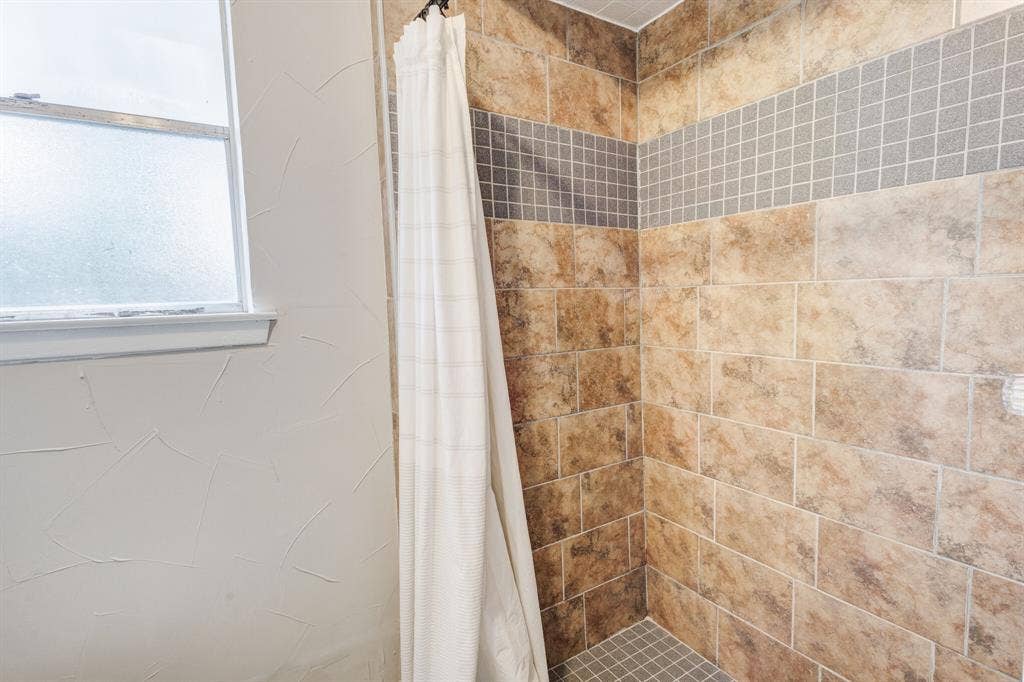 509 E Phillips Court, Grand Prairie, TX 75051 Primary bath has step in shower and linen closet