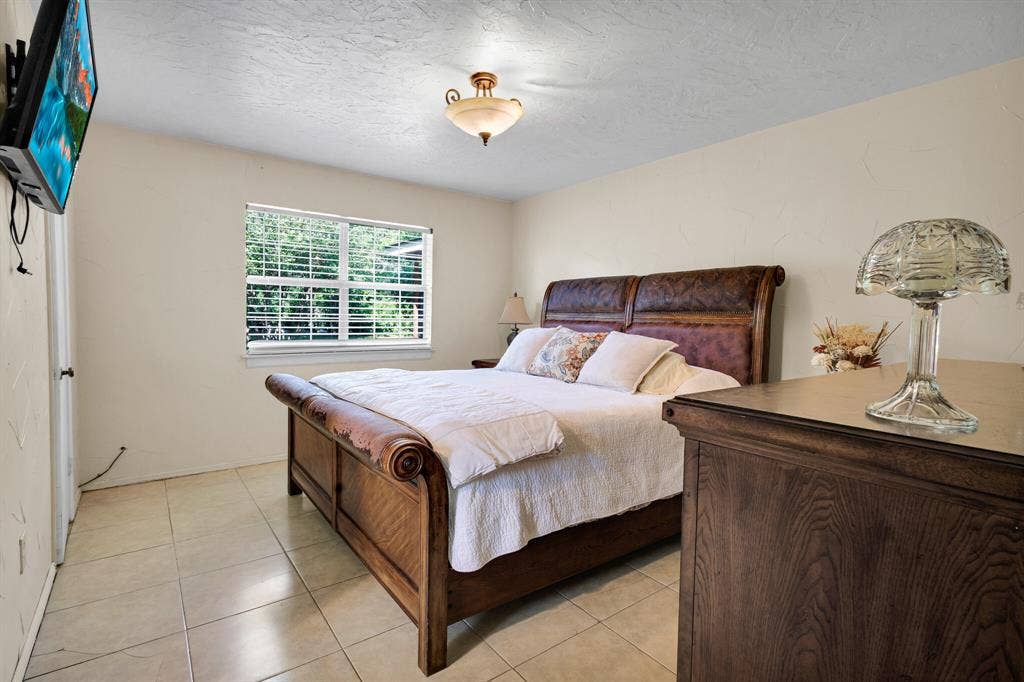 509 E Phillips Court, Grand Prairie, TX 75051 Primary Bedroom has big walk-in closet