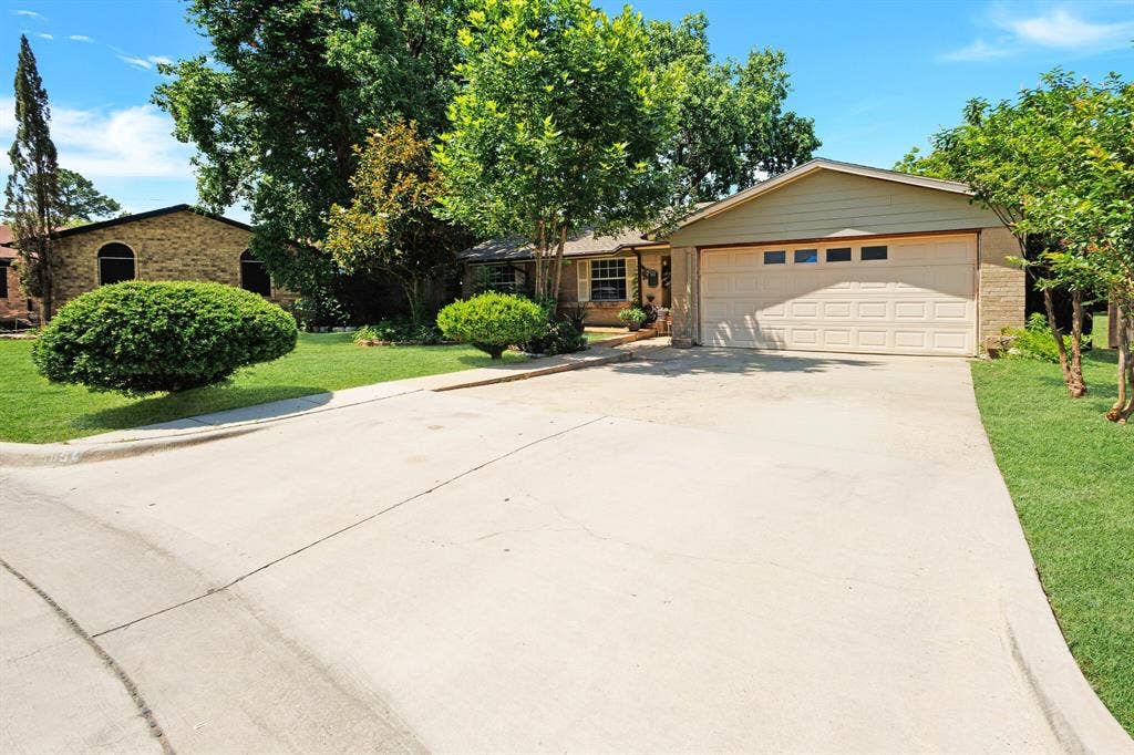 509 E Phillips Court, Grand Prairie, TX 75051 Big long driveway for extra parking