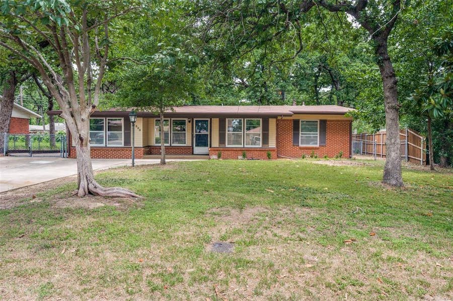 Property photo for 1305 W Lavender Lane, Arlington, TX