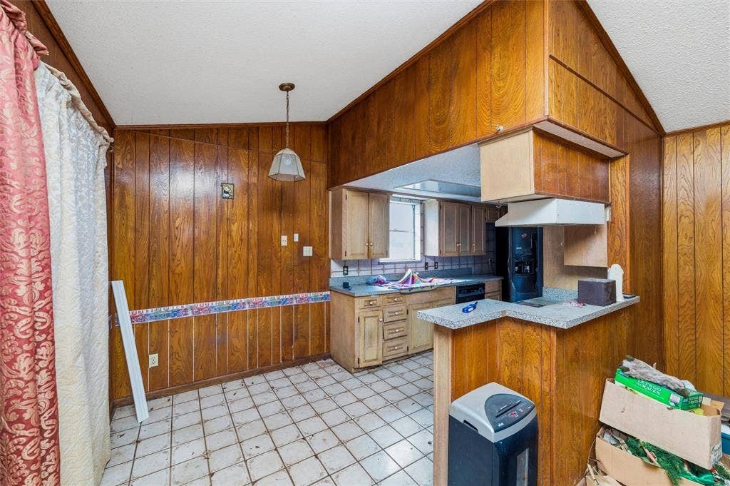 829 Ray Andra Drive, DeSoto, TX 75115